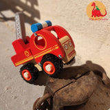 Max et Doudou vous proposent Camion de pompier en bois, certifié 100% FSC®, avec échelle de pompier mobile et pneus en caoutchouc. pour les bébé à partir de 18 mois. cadeau de bébé