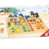 Max et Doudou vous proposent Jeux de société L'île aux pirates Ludo; Dans ce jeu classique en bois, quatre figurines pirates de couleurs différentes s'affrontent. Le jeu peut être rangé rapidement dans une boîte en bois pratique. Ce jeu classique ne devrait manquer dans aucune chambre d'enfant !