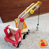 Max et Doudou vous proposent un camion-grue en bois, en rouge et jaune vif, son système de levage est simple, et efficace. conçue pour tenir dans la petite main des tout-petits à partir de 3 ans. 