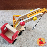 Max et Doudou vous proposent un camion-grue en bois, en rouge et jaune vif, son système de levage est simple, et efficace. conçue pour tenir dans la petite main des tout-petits à partir de 3 ans. 