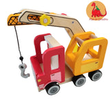 Max et Doudou vous proposent un camion-grue en bois, en rouge et jaune vif, son système de levage est simple, et efficace. conçue pour tenir dans la petite main des tout-petits à partir de 3 ans. 