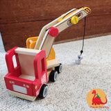 Max et Doudou vous proposent un camion-grue en bois, en rouge et jaune vif, son système de levage est simple, et efficace. conçue pour tenir dans la petite main des tout-petits à partir de 3 ans. 