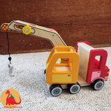 Max et Doudou vous proposent un camion-grue en bois, en rouge et jaune vif, son système de levage est simple, et efficace. conçue pour tenir dans la petite main des tout-petits à partir de 3 ans. 