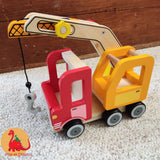 Max et Doudou vous proposent un camion-grue en bois, en rouge et jaune vif, son système de levage est simple, et efficace. conçue pour tenir dans la petite main des tout-petits à partir de 3 ans. 