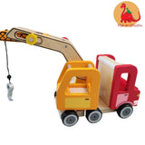 Max et Doudou vous proposent un camion-grue en bois, en rouge et jaune vif, son système de levage est simple, et efficace. conçue pour tenir dans la petite main des tout-petits à partir de 3 ans. 