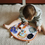 Max et Doudou vous proposent le tableau d'activités GABIN LAPIN, qui est truffé d'activités d'éveil. Ce  tableau d'activités pour bébé  racontent des histoires, éveiller ses sens, apprendre avec son corps, développer sa coordination musculaire. 